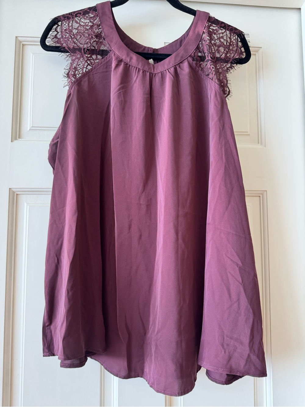 Womens Lace-Shoulder Sleeveless Top in Plum/Mauve